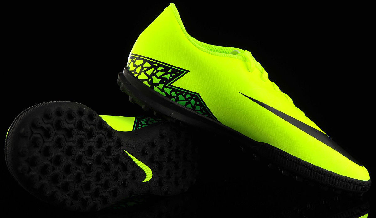 Зеленые бутсы Nike HyperVenom Phade II TF