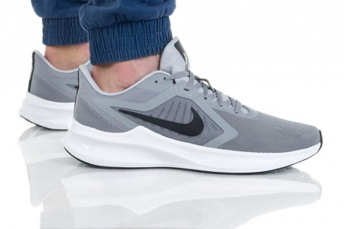 Серые беговые кроссовки Nike Downshifter 10 с белой подошвой