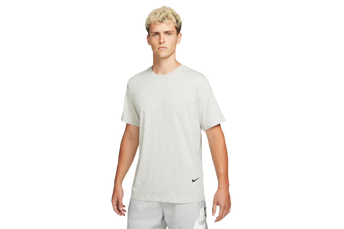 Серая футболка Nike Sportswear для бега и прогулок